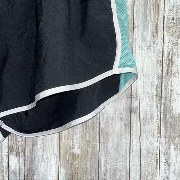 Under Armor 3.0 Fly By Shorts - Picture 2 of 5